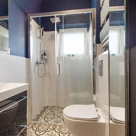 2 Bed Flat - Sleeps 8 - Parking - Wifi *