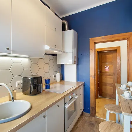 2 Bed Flat - Sleeps 8 - Parking - Wifi