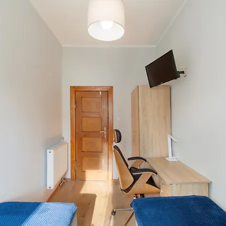 2 Bed Flat - Sleeps 8 - Parking - Wifi *