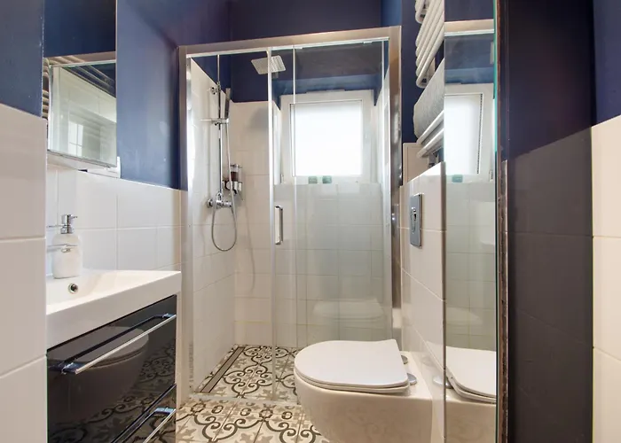 2 Bed Flat - Sleeps 8 - Parking - Wifi *